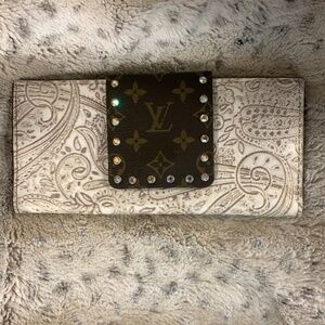 LV KEEP IT GYPSY DISTRESSED Embossed  LEATHER COWHIDE‎  PRINT CLUTCH NWT